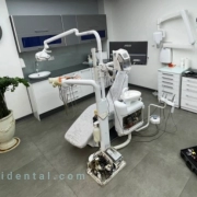 یونیت دندانپزشکی در حال تعمیر در کلینیک دندانپزشکی با ابزارهای حرفه‌ای تعمیرات