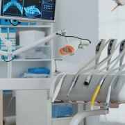 ابزارهای دندانپزشکی در یونیت مدرن کلینیکی با نمایش مانیتور دیجیتال