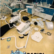تصویر واقعی از مراحل باز کردن کامل یونیت دندانپزشکی در کلینیک – پروژه تعمیر و تعویض قطعه