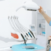 تجهیزات دندانپزشکی مدرن روی میز در اتاقی روشن در کلینیک