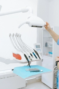 تجهیزات دندانپزشکی مدرن روی میز در اتاقی روشن در کلینیک