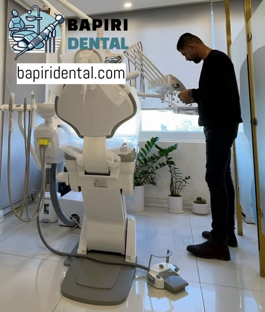 تکنسین باپیری دنتال در حال تعمیر یونیت دندانپزشکی در مطب مجهز تهران