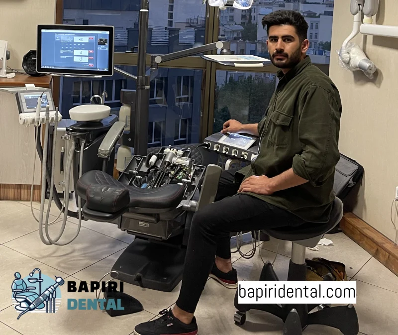 تیم باپیری دنتال در حال تعمیر یونیت دندانپزشکی در مطب تخصصی